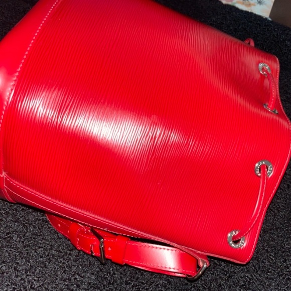 Red Louis Vuitton bucket bag - Picture 4 of 8